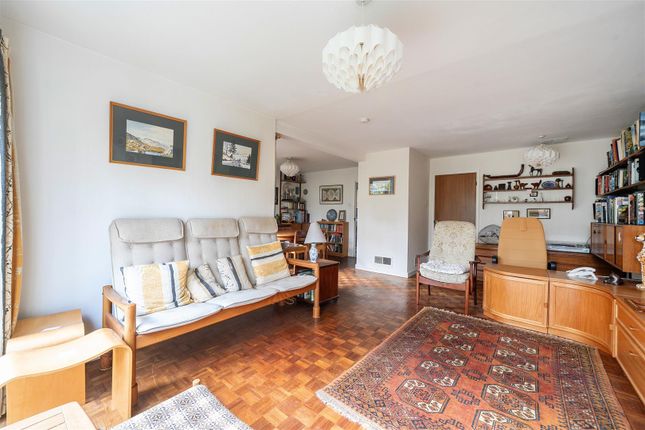 6, The Paddock, Crowthorne photo 3