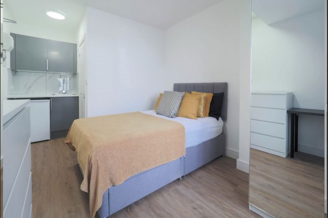 16, The Meadow Way, Harrow photo 5