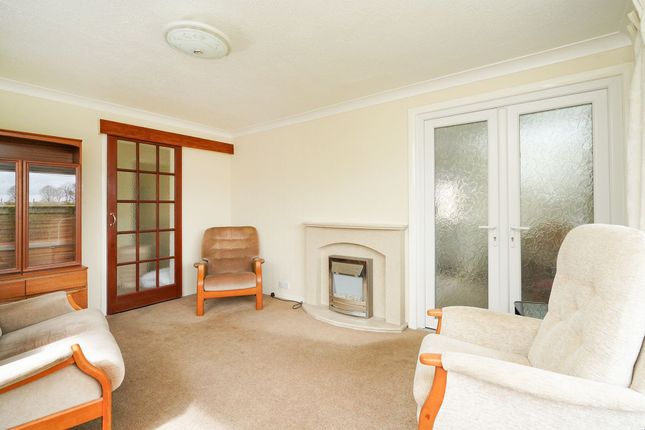 16 Winster Close, Chesterfield photo 2