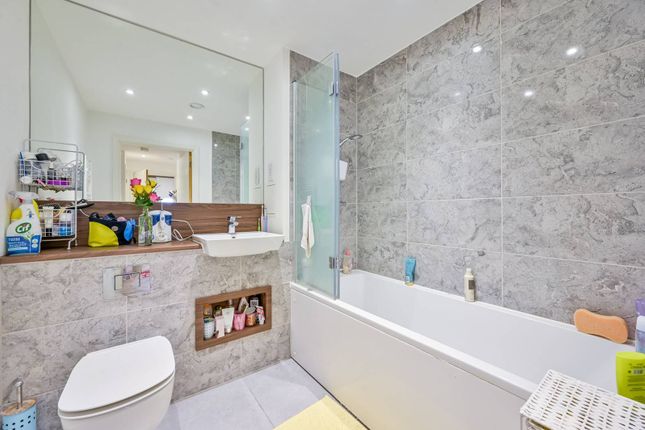 Flat for sale in Adenmore Road, Catford, London