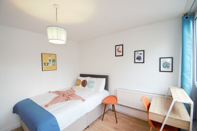 Thumbnail Room to rent in Holliday Square, London