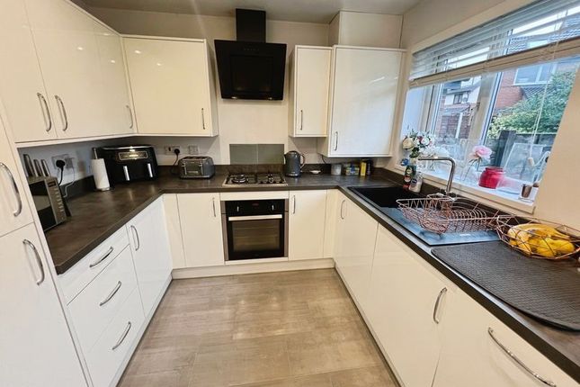 10, Hollow Meadow, Manchester photo 3