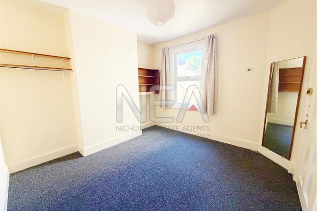12, Donnington Gardens, Reading photo 4