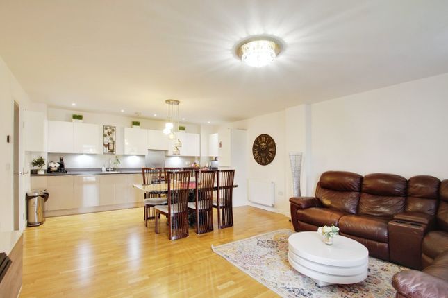 Flat 16, Regents Lodge, Porters Way, West Drayton photo 2