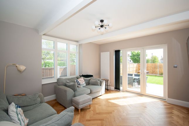 24 Stirling Avenue, Leigh-on-Sea photo 3