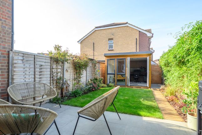 87, Shaw Drive, WALTON-ON-THAMES photo 5
