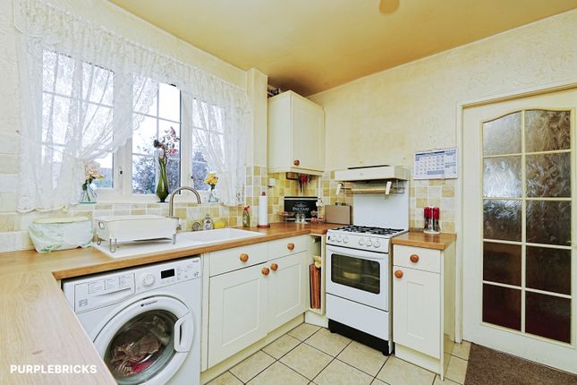 4, Badgers Croft, London photo 4