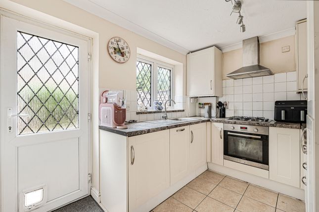 18, Weywood Close, Farnham photo 4