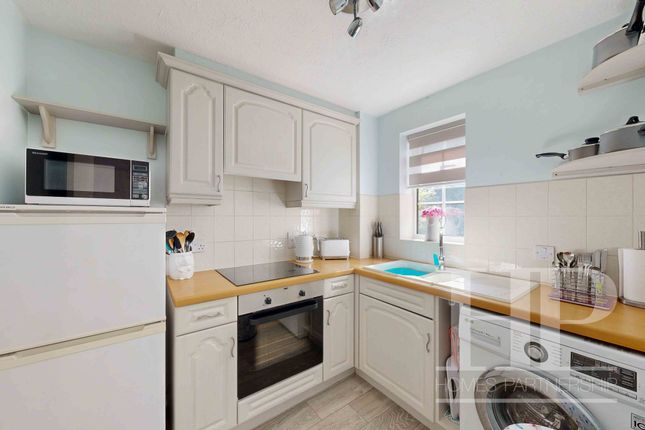 28 Lyon Close, Crawley photo 3