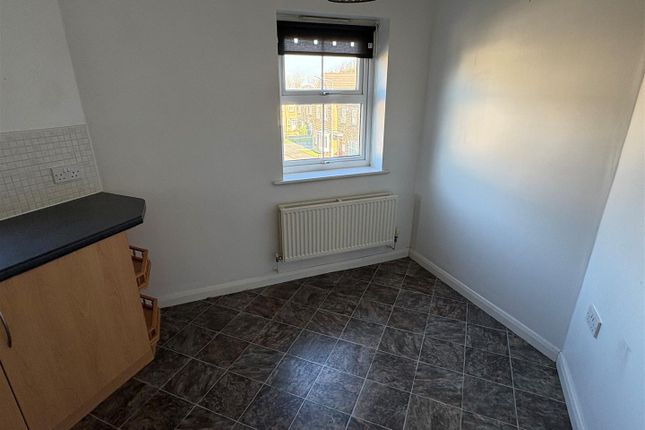Flat, 14, 1st Floor  Sharket Head Close, Bradford photo 4