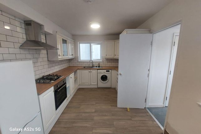 Chandos Crescent, Edgware photo 4