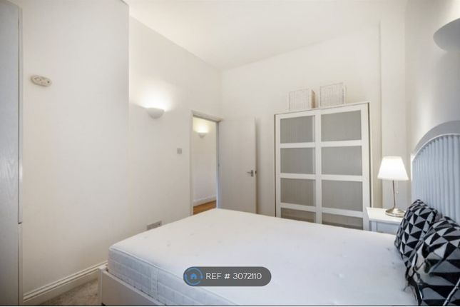Flat, St Matthews Row, London photo 5