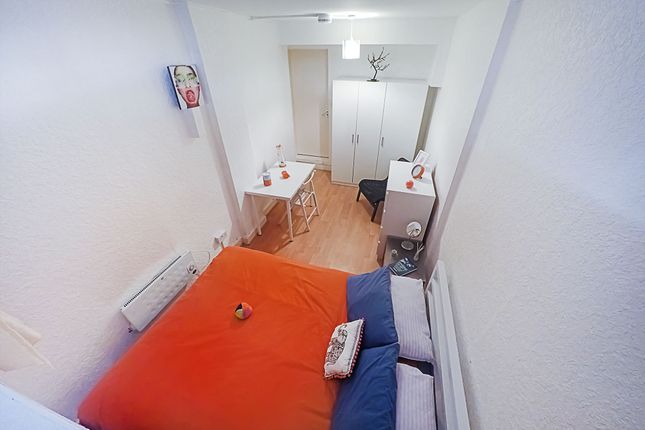 24, Marlborough Avenue, London photo 2