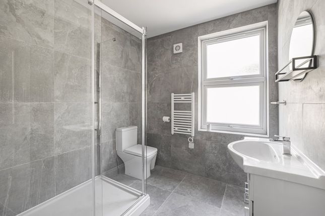 Flat 2, 40, Redcliffe Gardens, Ilford photo 5