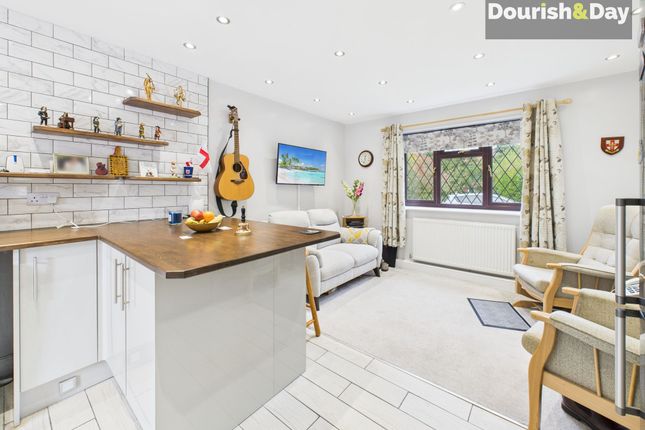 8 Waterside Close, Whitchurch photo 3