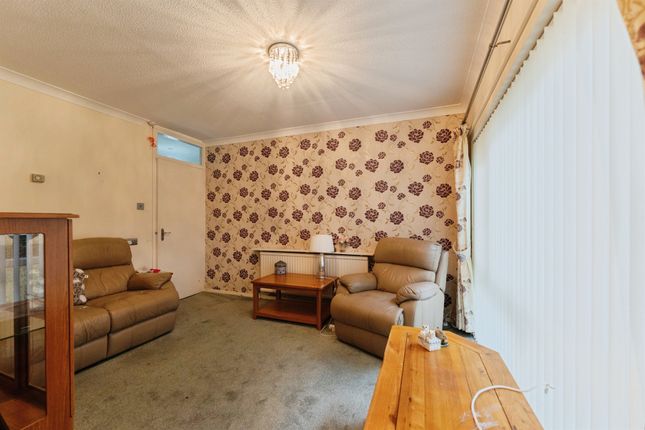 14, West Knowe, Prenton photo 4
