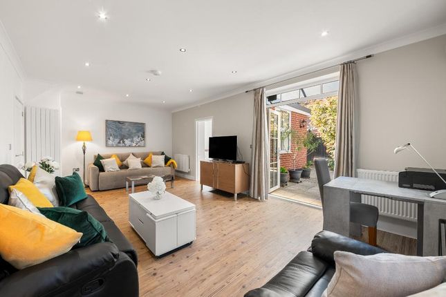 2, Bentley Close, London photo 2