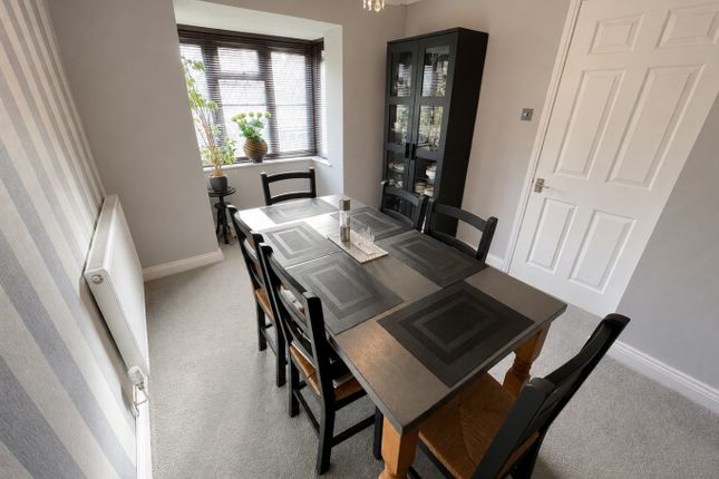 48, Tameton Close, Luton photo 3