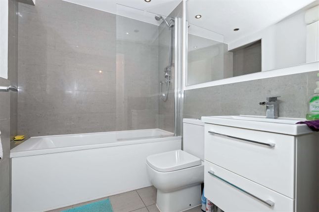 Flat 2, Durston House, Chesterfield Road, Goring-by-Sea photo 3