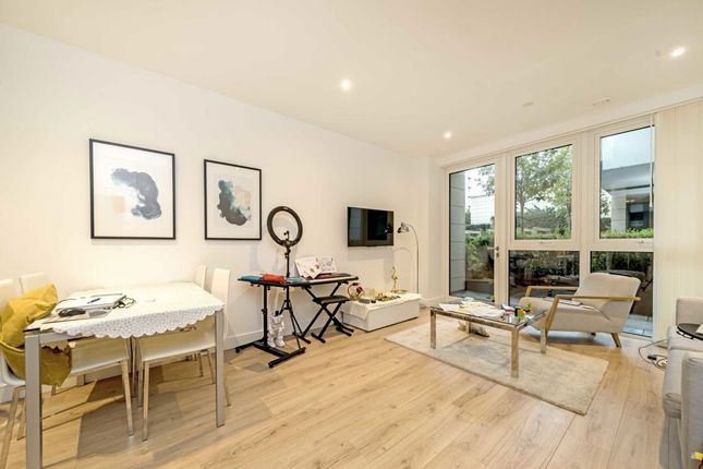 Flat 13 Beaulieu House, Sovereign Court, Glenthorne Road, London photo 2