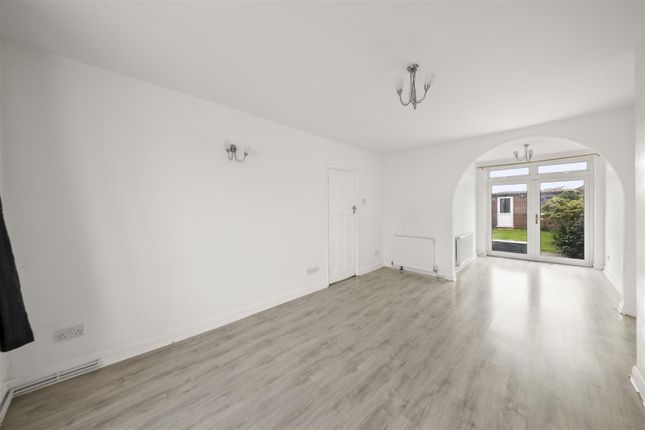 8, Roundways, Ruislip photo 2