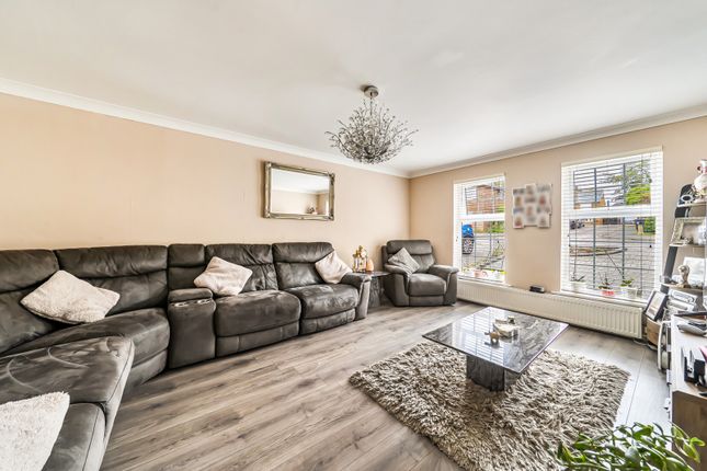 3, Lovells Close, Surrey photo 2