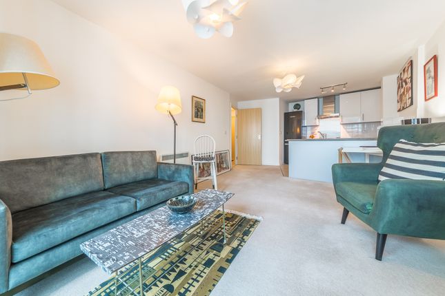 Flat to rent in Admiral House, 19 St. George Wharf, Vauxhall, London