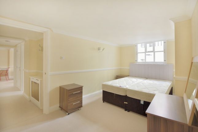 Flat to rent in St. Andrew's Hill, London