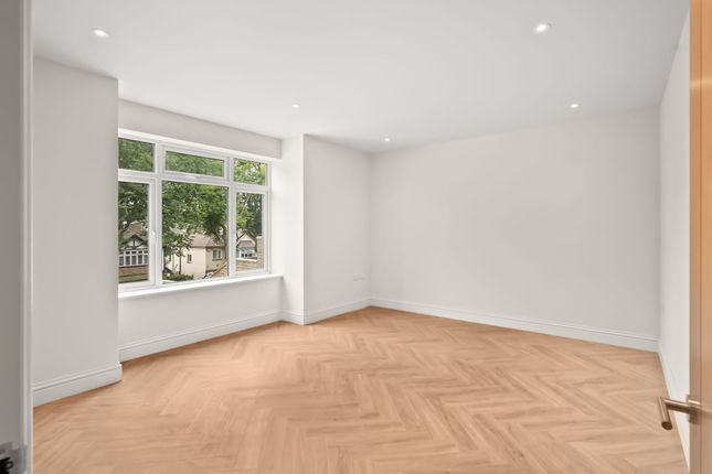 10b The Drive, Coulsdon photo 3