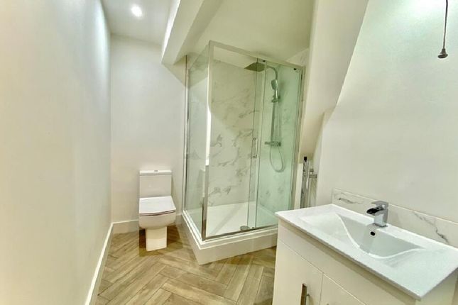 Flat C, 9, High Street, Pontypridd photo 4