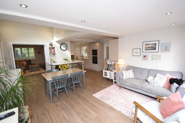 11, Laurel Grove, Surrey photo 4