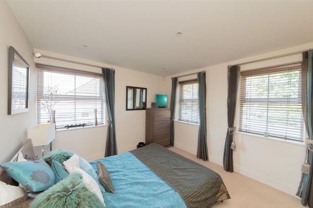 Flat 5, Grasmere Court Holders Hill Gardens, London photo 4