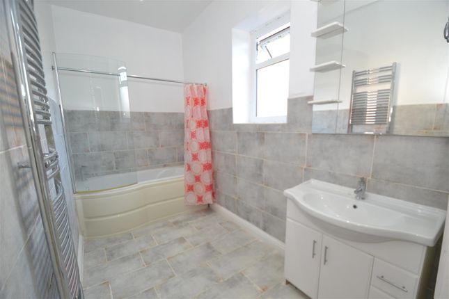 206, Toftshaw Lane, Bradford photo 4