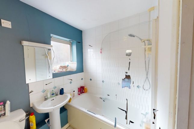 A Well-Maintained Bathroom Featuring A Bath And Sh...