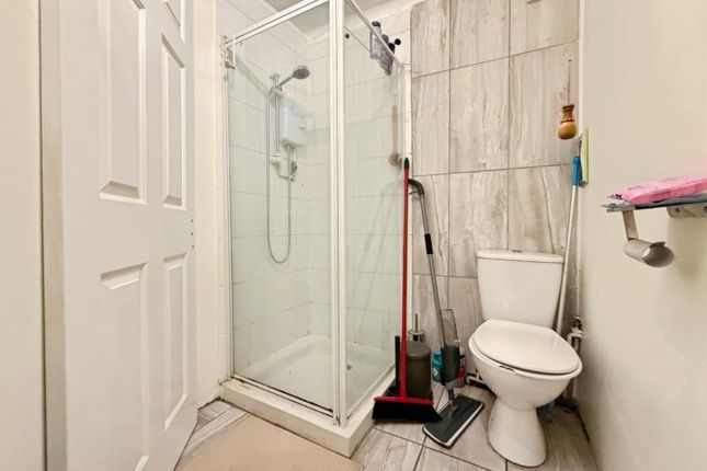 Flat 5, 4, Surrey Crescent, London photo 4