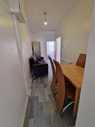 Flat to rent in High Road Leyton, London