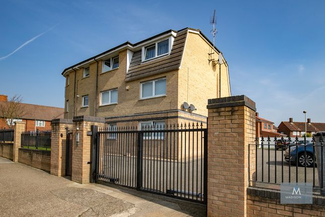Flat to rent in New North Road, Ilford