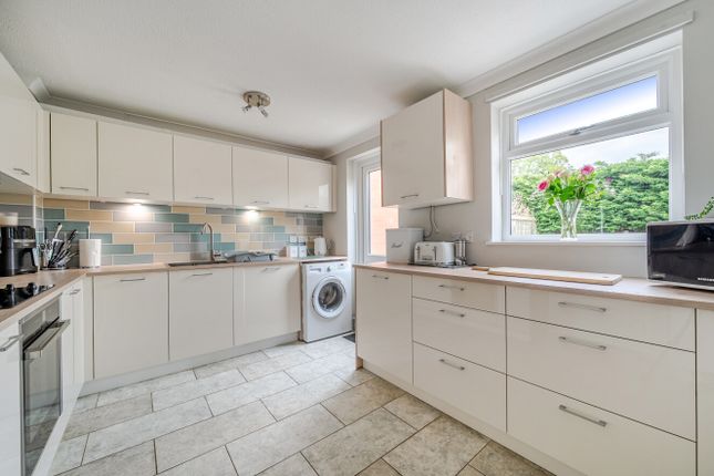 22, Gaskell Close, Alton photo 2
