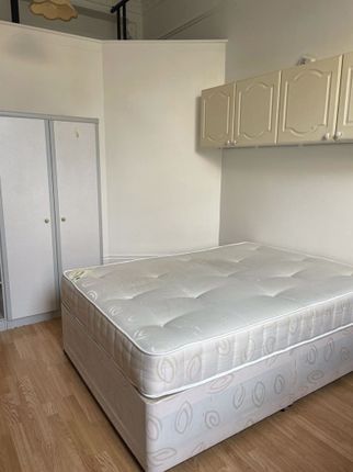Flat to rent in Collingham Road, London