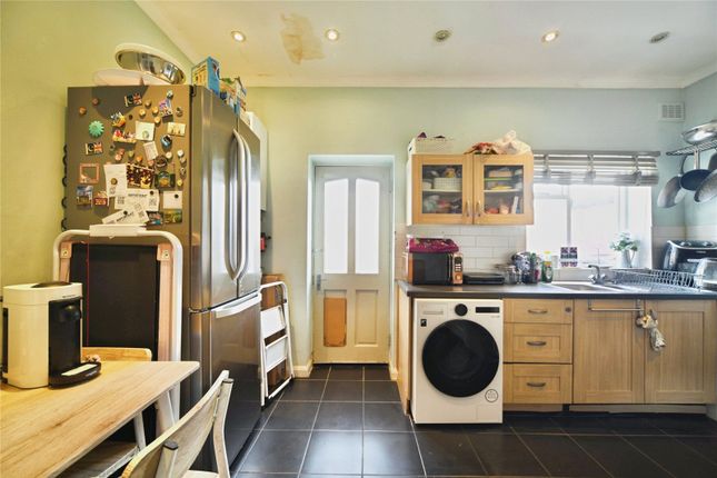 259, Dersingham Avenue, London photo 3