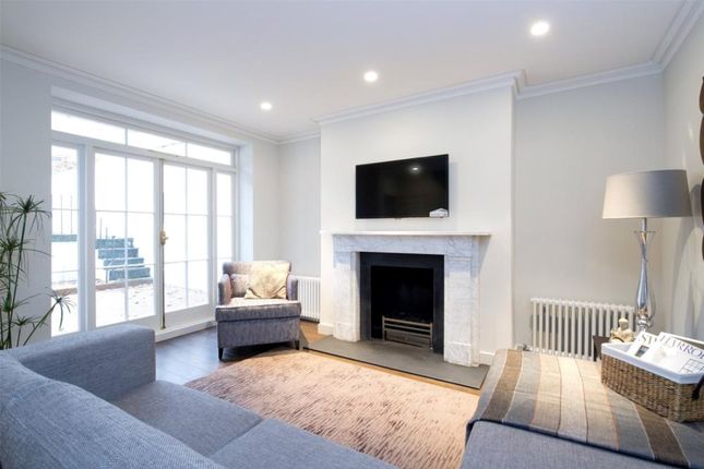 Town house for sale in Warwick Gardens, London