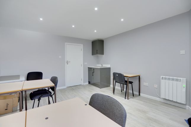 Parking/garage to rent in The Broadway, London