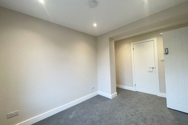 Room 3, Crawley photo 2