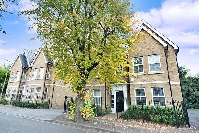 Flat to rent in Avenue Road, Warley, Brentwood