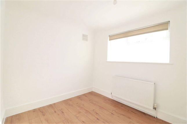 Flat to rent in Meadowview Road, London