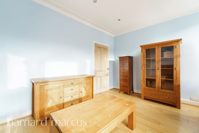 Flat for sale in Steerforth Street, London