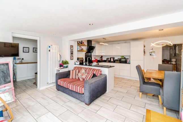 15, Alder Close, Southampton photo 3