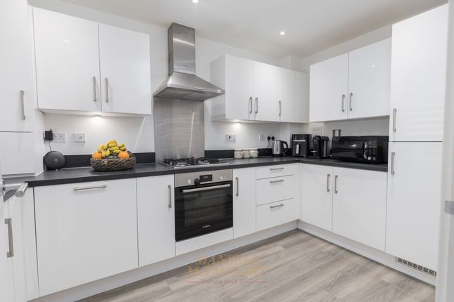 25 Ivy Close, Crawley photo 2