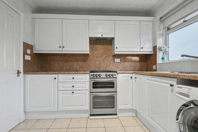 2 Maddoxford Way, Southampton photo 4