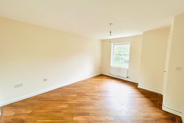 8 Wellcroft Gardens, Lymm photo 3